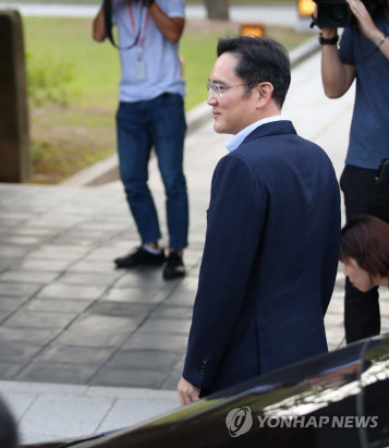 이재용 삼성전자 부회장이 4일 서울 성북구 한국가구박물관에서 손정의 일본 소프트뱅크 그룹 회장과 만찬을 위해 회동장으로 들어서고 있다.  연합뉴스